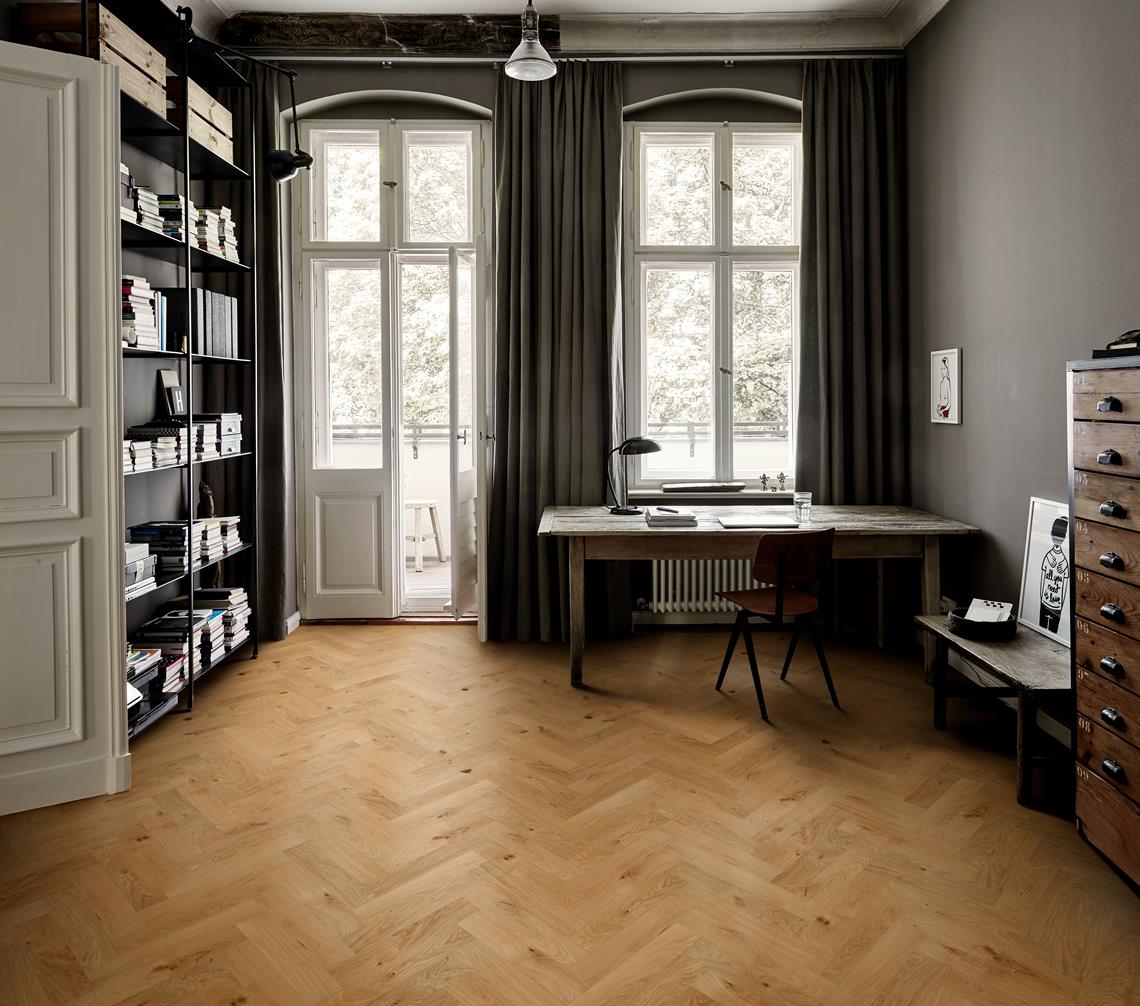 Инженерная доска Kahrs Дуб CD Natural Matt 111PCDEK09KE600 Lively венгерская елка 600×120×11 фото в интерьере