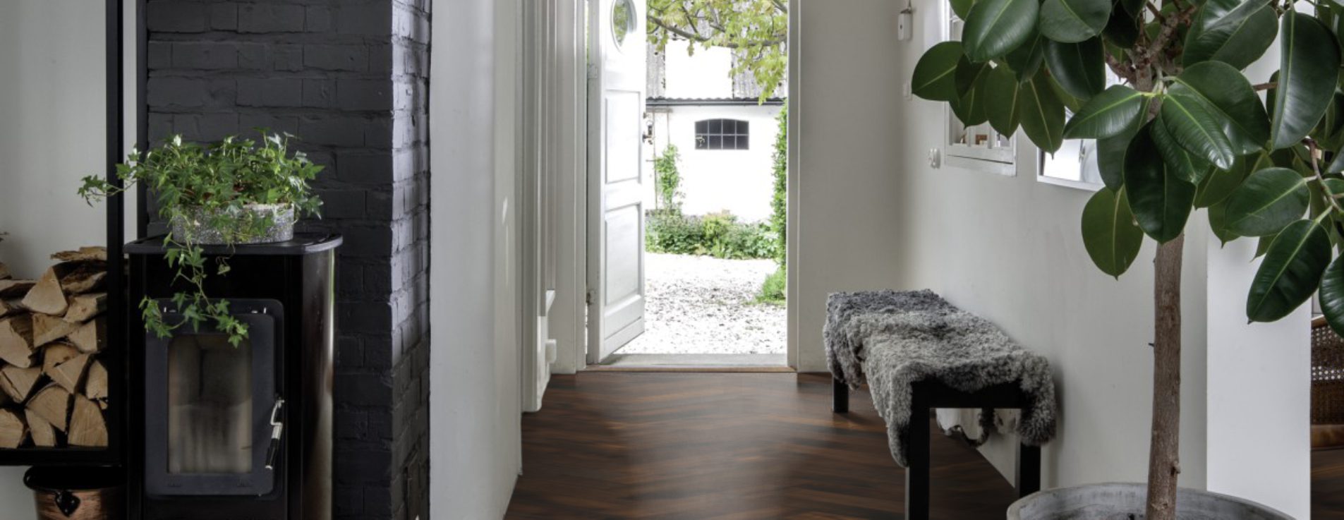 Инженерная доска Kahrs Дуб CD Smoked Dark 111PCDEKFCKE600 Lively венгерская елка 600×120×11 фото в интерьере