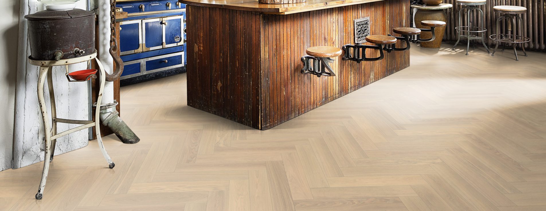 Инженерная доска Kahrs Дуб AB Creme White 111PABEKFVKE600 Calm венгерская елка 600×120×11 фото в интерьере