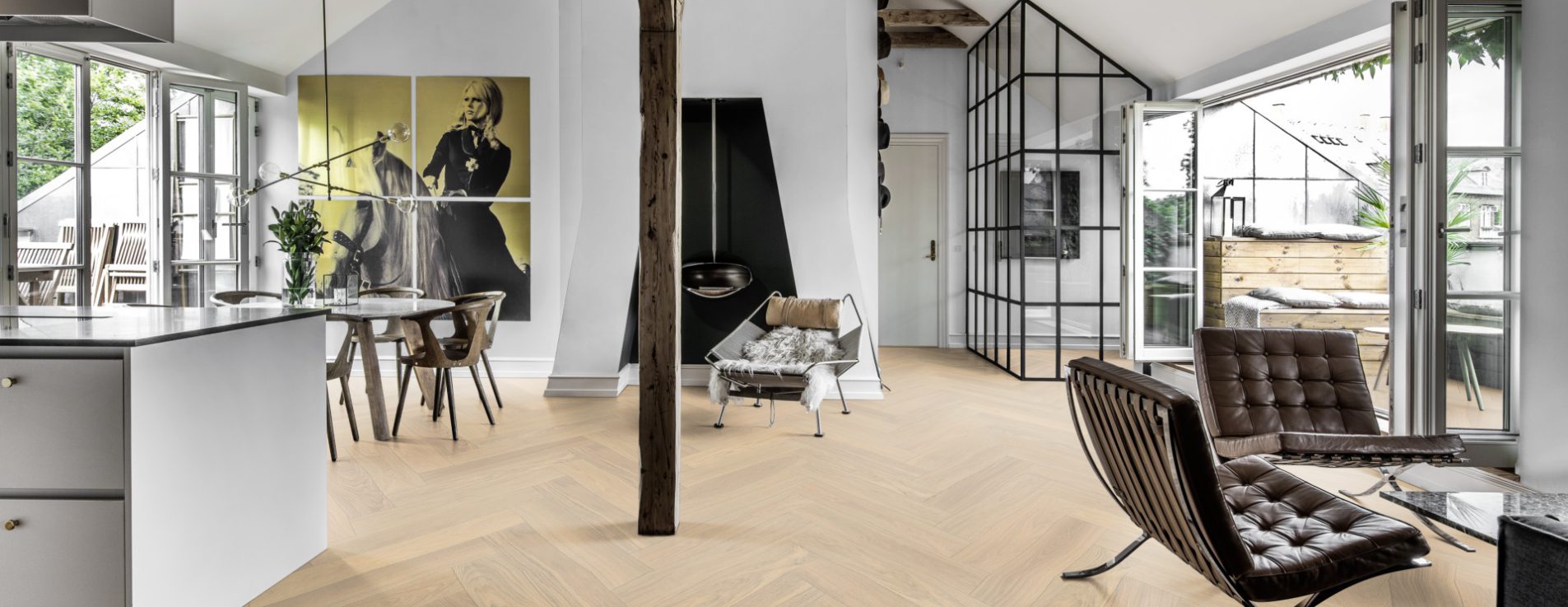 Инженерная доска Kahrs Дуб AB Creme White 111PABEKFVKE600 Calm венгерская елка 600×120×11 фото в интерьере