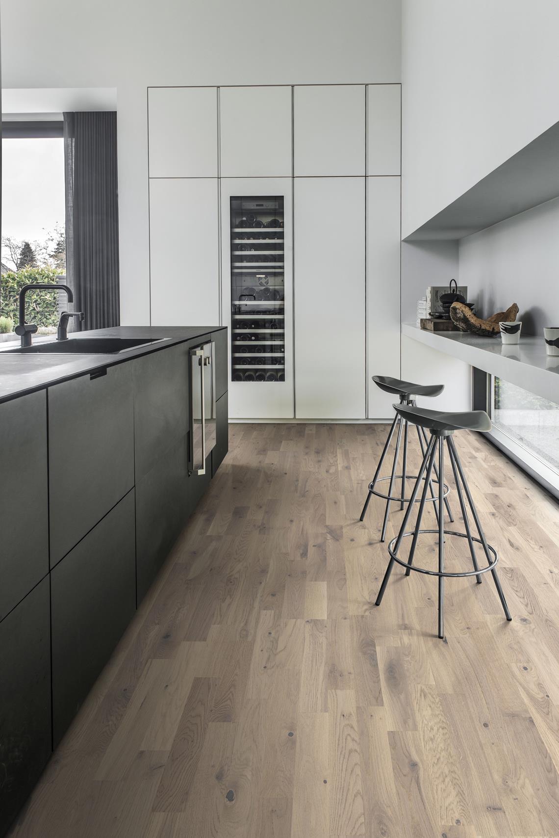 Паркетная доска Kahrs Песочная Дуб Амальфи Amalfi 153N66EKW2KW240 Lively 2423×200×15 фото в интерьере