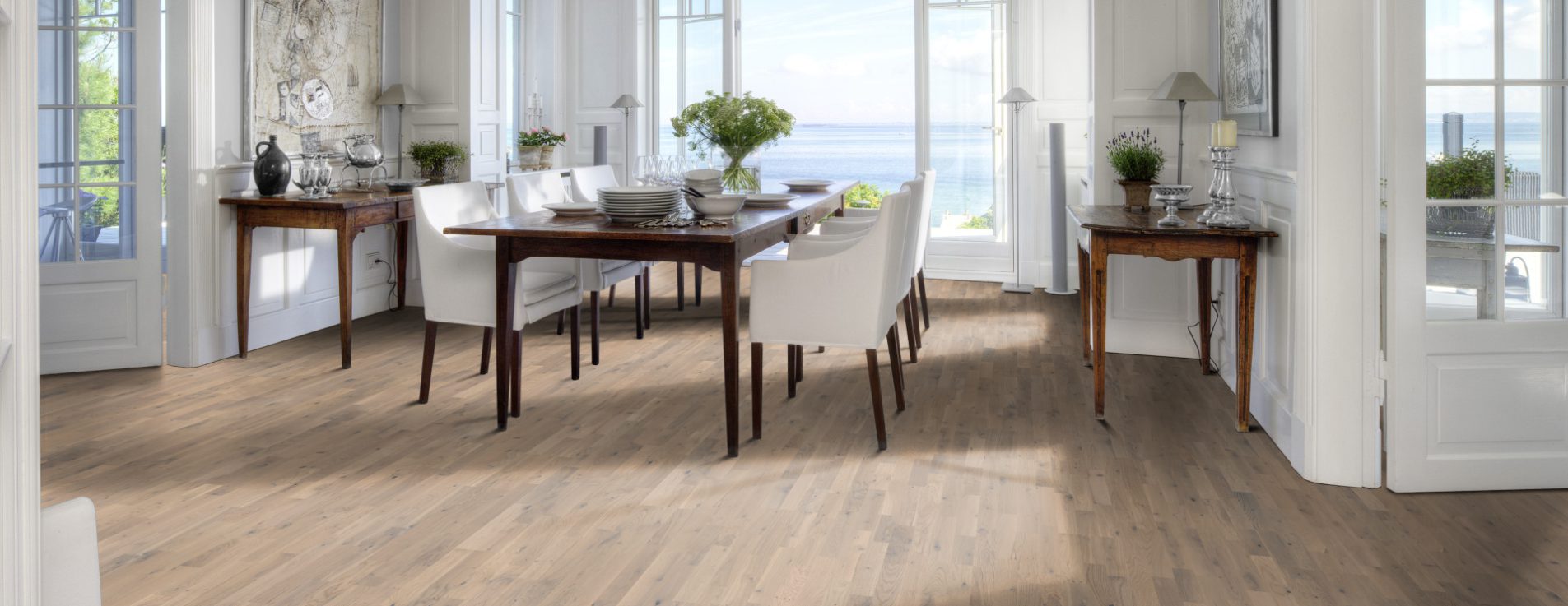 Паркетная доска Kahrs Песочная Дуб Амальфи Amalfi 153N66EKW2KW240 Lively 2423×200×15 фото в интерьере