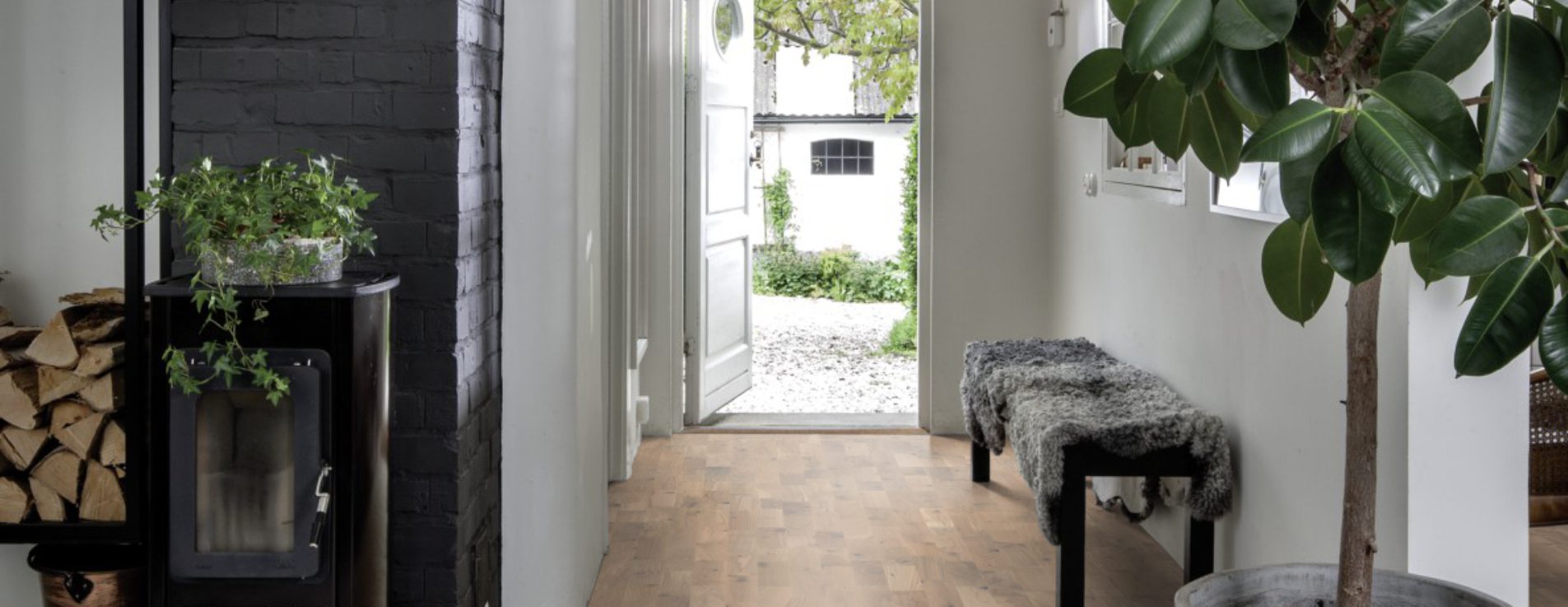 Паркетная доска Kahrs Песочная Дуб Амальфи Amalfi 153N66EKW2KW240 Lively 2423×200×15 фото в интерьере