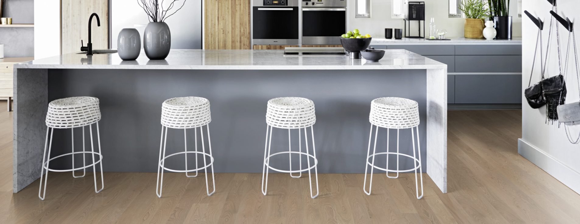 Паркетная доска Kahrs Канвас Рейтер Reiter 13103AEK1UKW185 Variation 1860×127×13 фото в интерьере