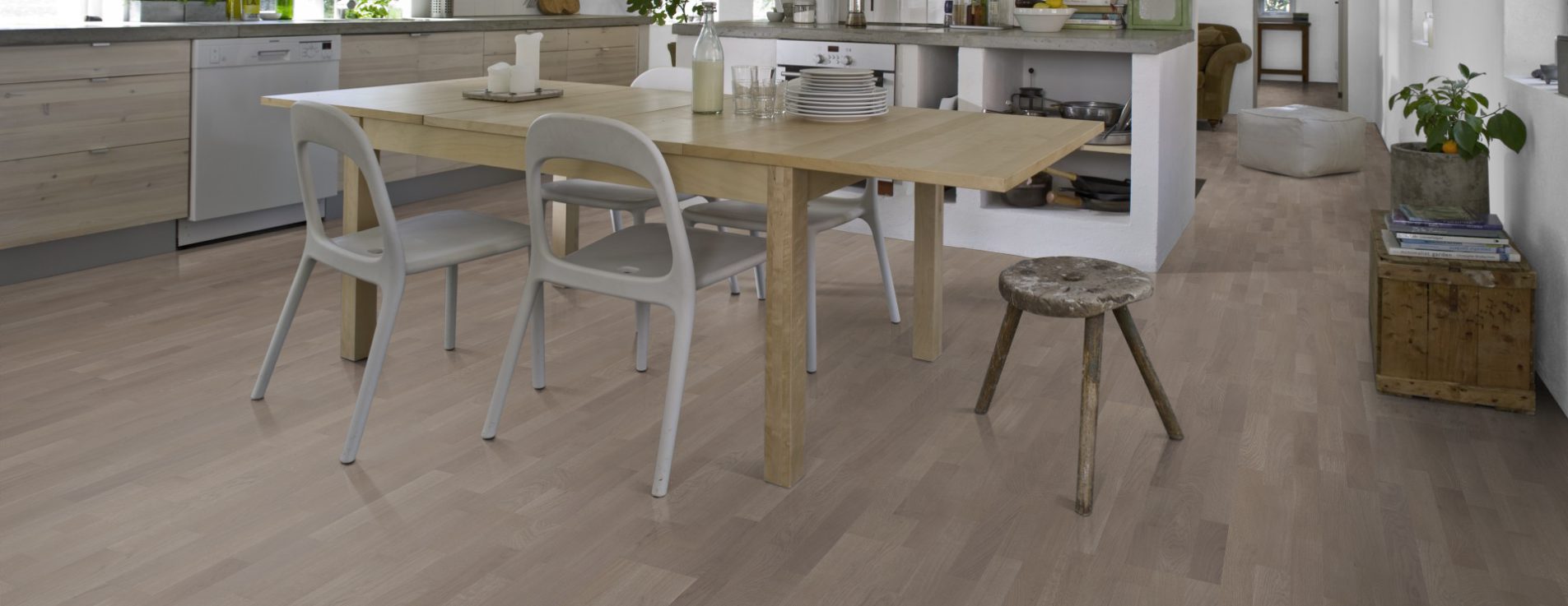 Паркетная доска Kahrs Граунд Дуб Глина Clay 133B14EKHGKW226 Variation 2266×188×13 фото в интерьере