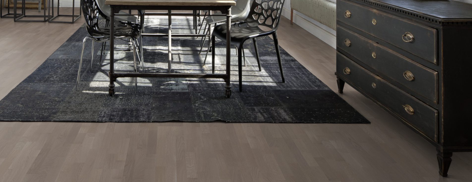 Паркетная доска Kahrs Граунд Дуб Глина Clay 133B14EKHGKW226 Variation 2266×188×13 фото в интерьере