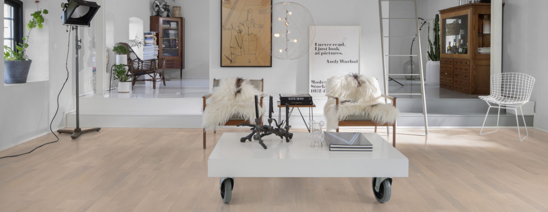 Паркетная доска Kahrs Граунд Дуб Мел Chalk 133B14EKLCKW226 Variation 2266×188×13 фото в интерьере