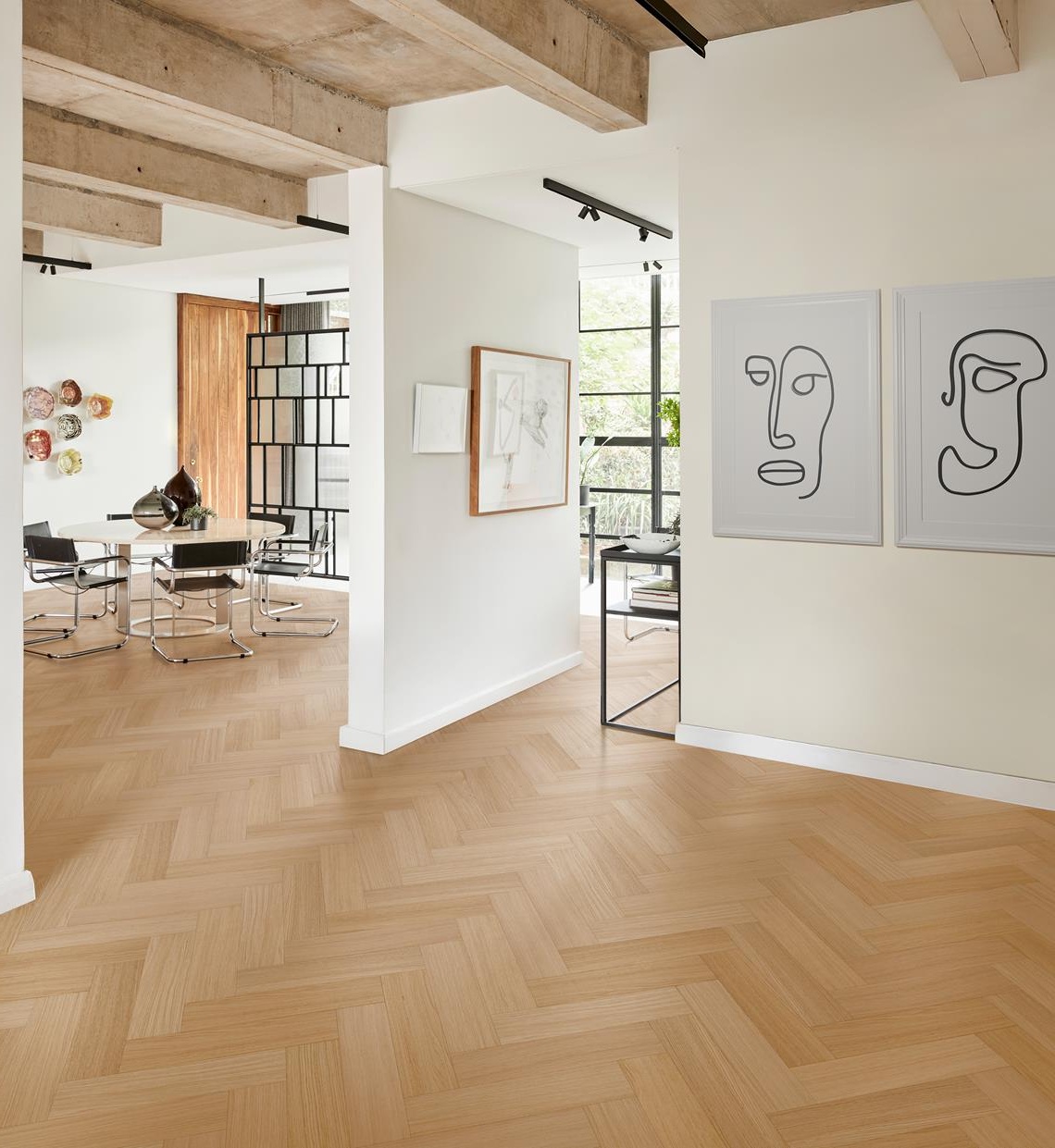 Паркетная доска Kahrs Life Authentic Herringbone Oak Chamomille Left LTCLRW5001L-121 Calm венгерская елка 593×121×10 фото в интерьере