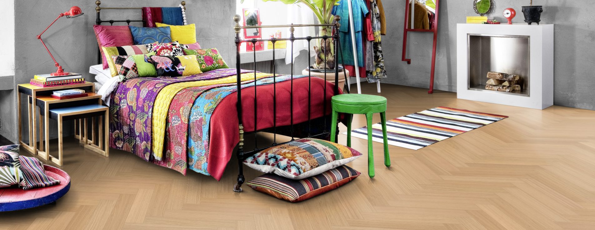 Паркетная доска Kahrs Life Authentic Herringbone Oak Chamomille Left LTCLRW5001L-121 Calm венгерская елка 593×121×10 фото в интерьере