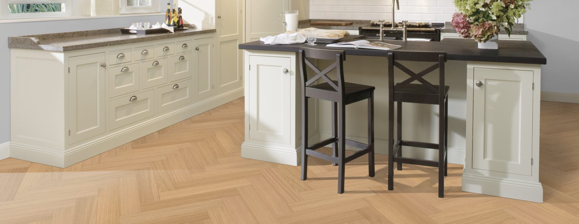 Паркетная доска Kahrs Life Authentic Herringbone Oak Chamomille Left LTCLRW5001L-121 Calm венгерская елка 593×121×10 фото в интерьере