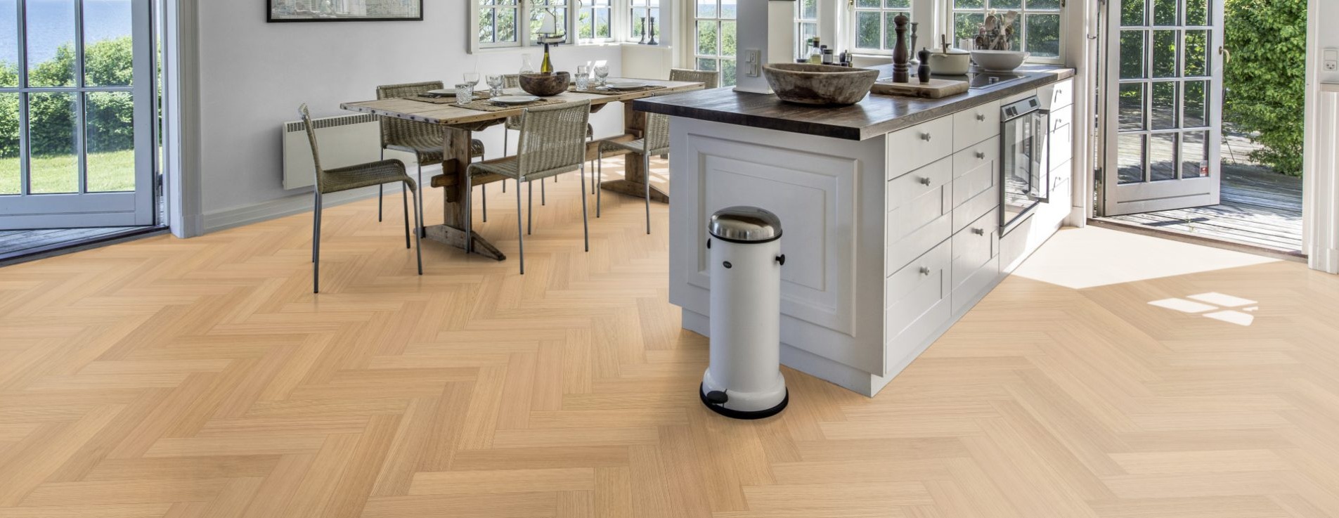 Паркетная доска Kahrs Life Authentic Herringbone Oak Chamomille Left LTCLRW5001L-121 Calm венгерская елка 593×121×10 фото в интерьере