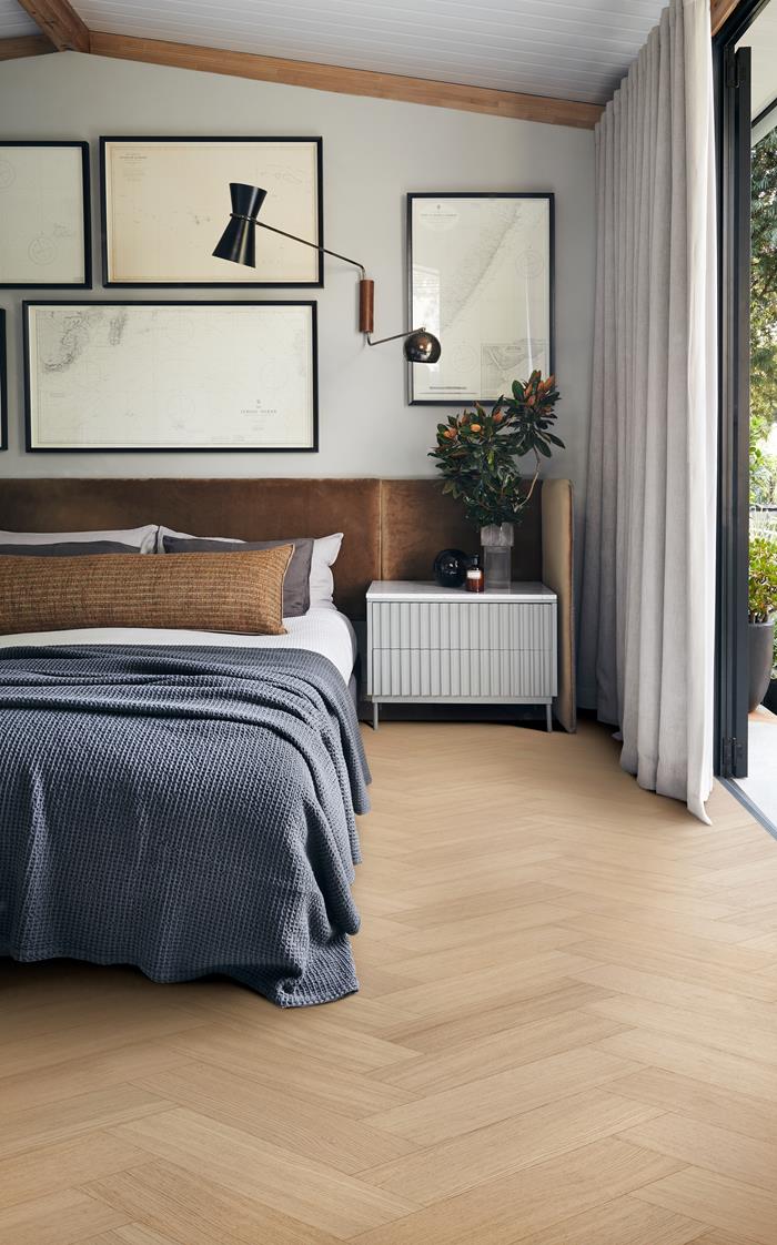 Паркетная доска Kahrs Life Authentic Herringbone Oak Ginseng Right LTCLRW5002R-121 Calm венгерская елка 593×121×10 фото в интерьере