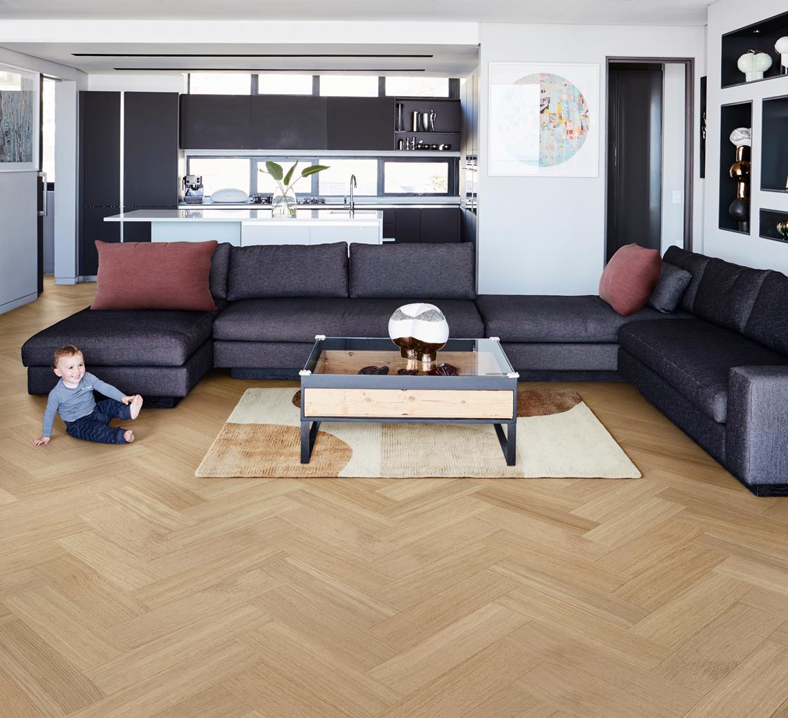 Паркетная доска Kahrs Life Authentic Herringbone Oak Ginseng Right LTCLRW5002R-121 Calm венгерская елка 593×121×10 фото в интерьере