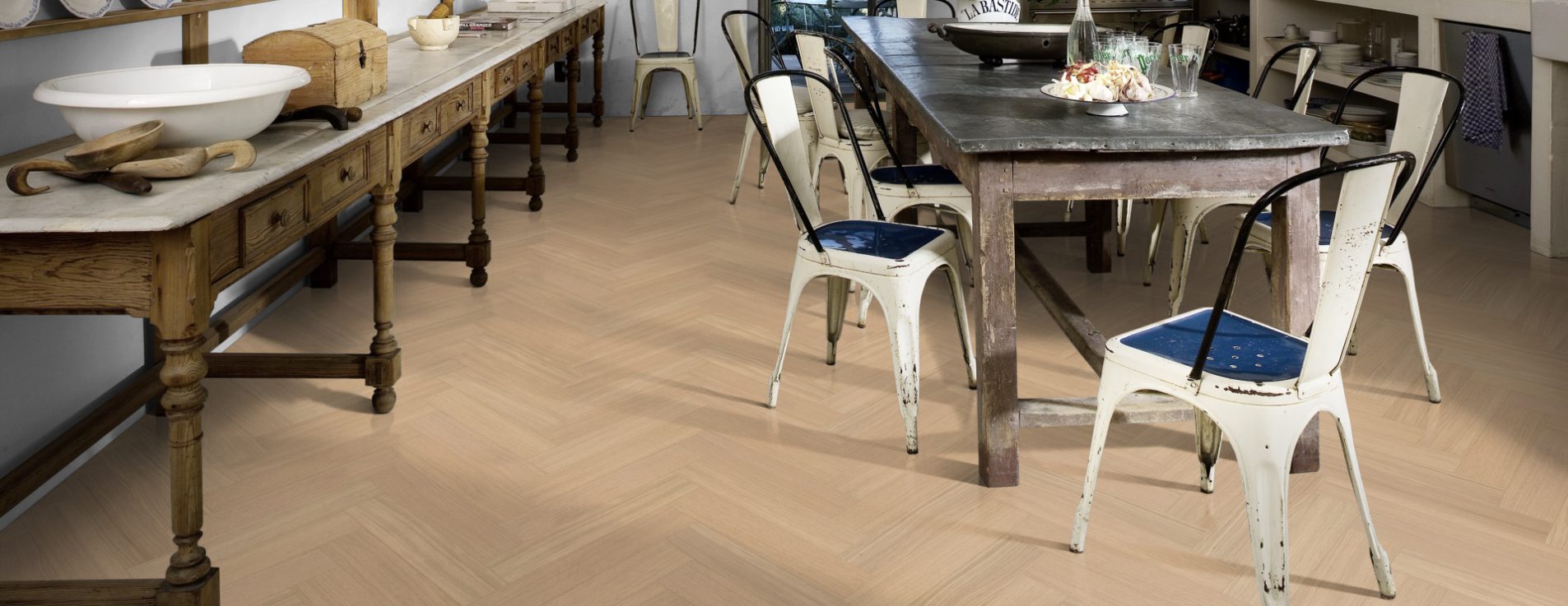 Паркетная доска Kahrs Life Authentic Herringbone Oak Ginseng Right LTCLRW5002R-121 Calm венгерская елка 593×121×10 фото в интерьере