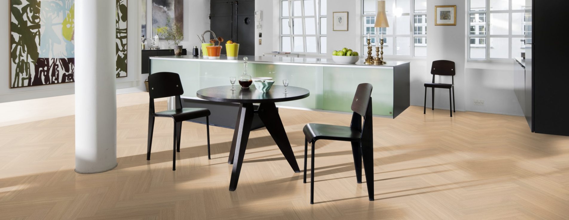 Паркетная доска Kahrs Life Authentic Herringbone Oak Ginseng Right LTCLRW5002R-121 Calm венгерская елка 593×121×10 фото в интерьере