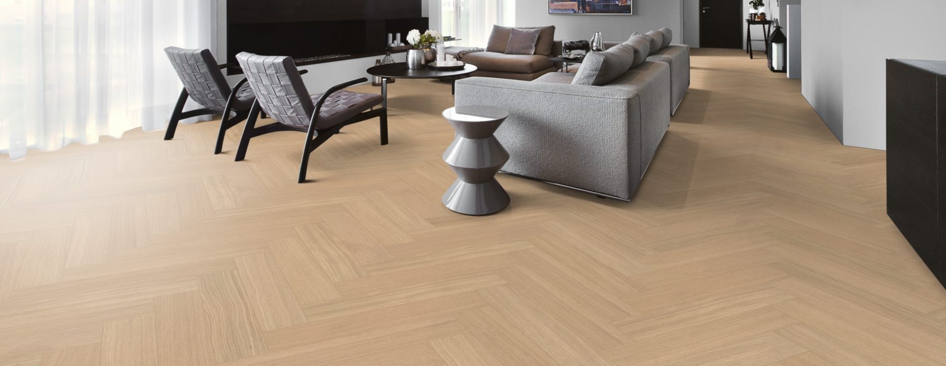 Паркетная доска Kahrs Life Authentic Herringbone Oak Ginseng Right LTCLRW5002R-121 Calm венгерская елка 593×121×10 фото в интерьере
