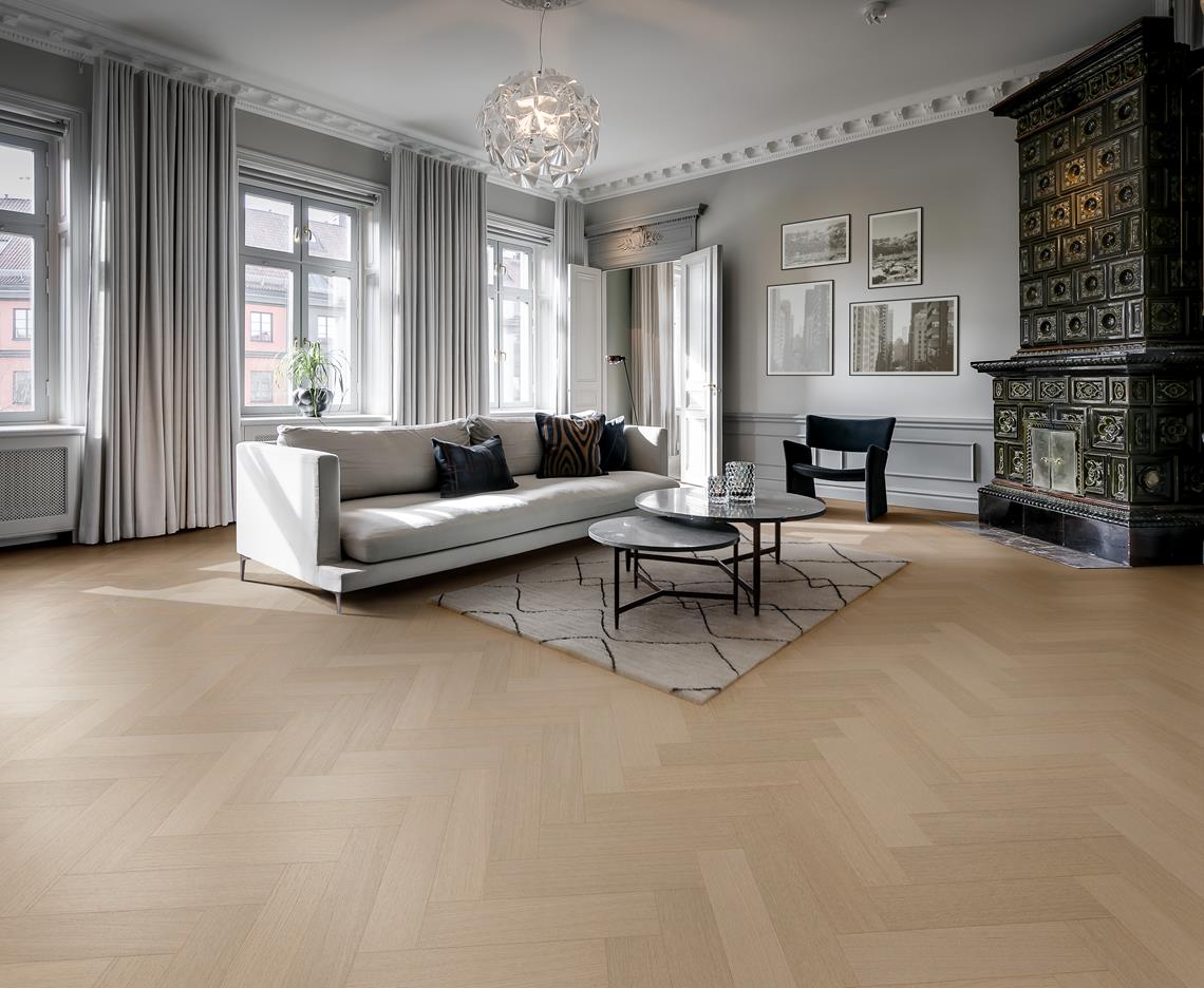 Паркетная доска Kahrs Life Authentic Herringbone Oak Mint Right LTCLRW5003R-121 Calm венгерская елка 593×121×10 фото в интерьере