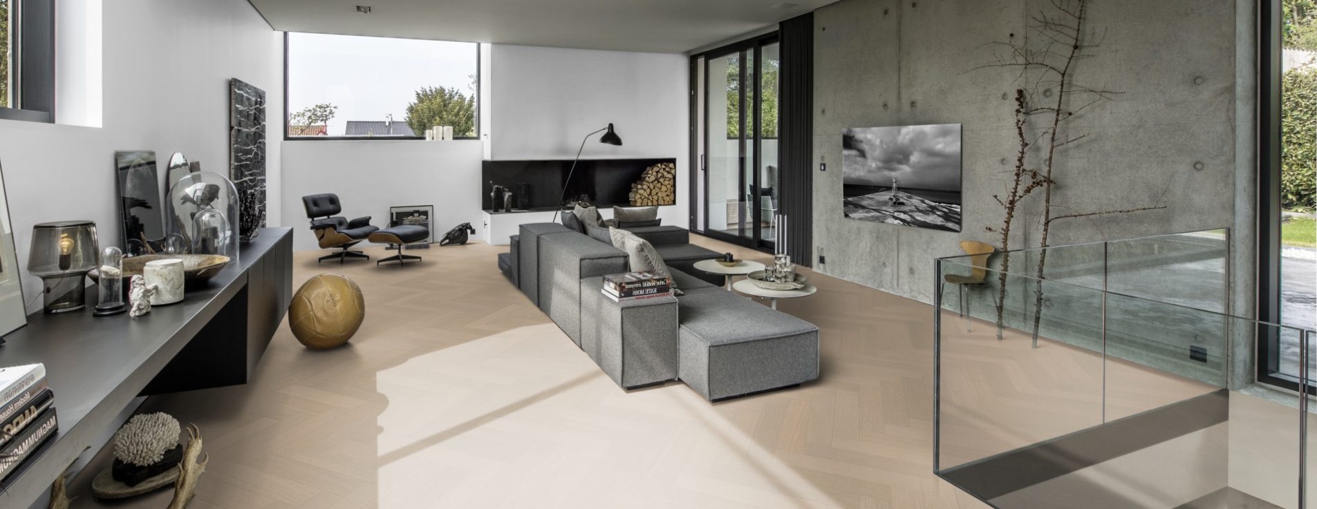 Паркетная доска Kahrs Life Authentic Herringbone Oak Mint Right LTCLRW5003R-121 Calm венгерская елка 593×121×10 фото в интерьере