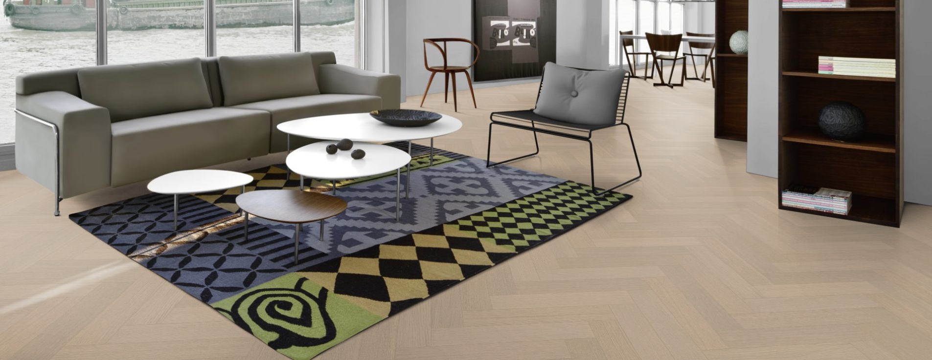 Паркетная доска Kahrs Life Authentic Herringbone Oak Mint Right LTCLRW5003R-121 Calm венгерская елка 593×121×10 фото в интерьере