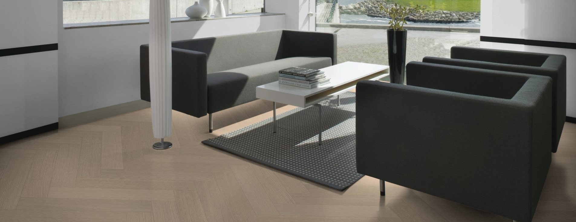 Паркетная доска Kahrs Life Authentic Herringbone Oak Mint Right LTCLRW5003R-121 Calm венгерская елка 593×121×10 фото в интерьере