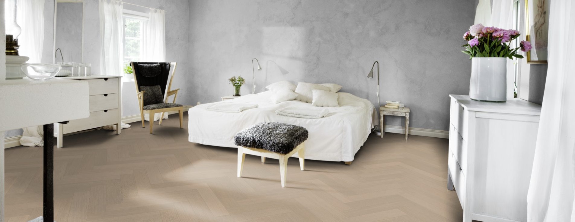 Паркетная доска Kahrs Life Authentic Herringbone Oak Mint Right LTCLRW5003R-121 Calm венгерская елка 593×121×10 фото в интерьере