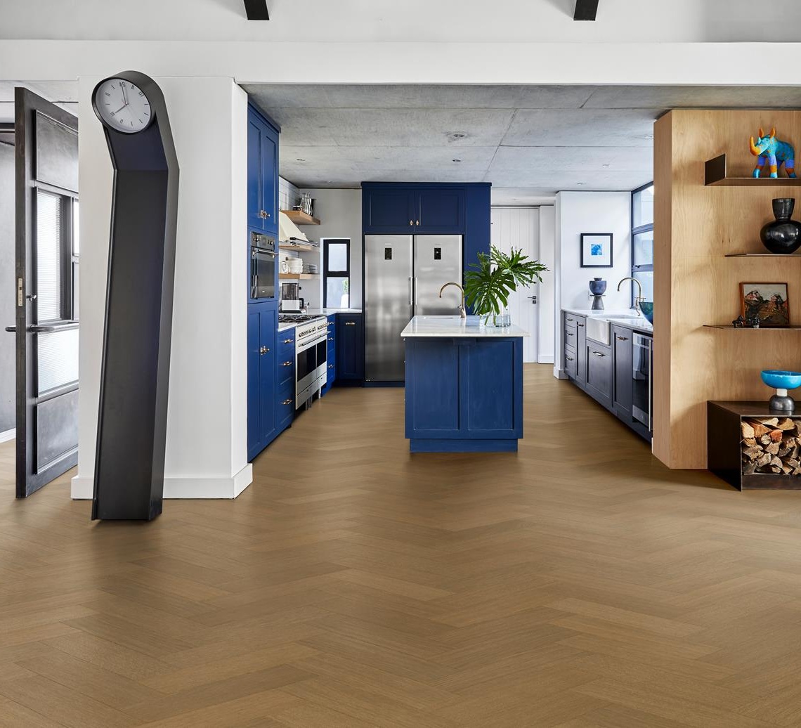 Паркетная доска Kahrs Life Authentic Herringbone Oak Sage Right LTCLRW5004R-121 Calm венгерская елка 593×121×10 фото в интерьере