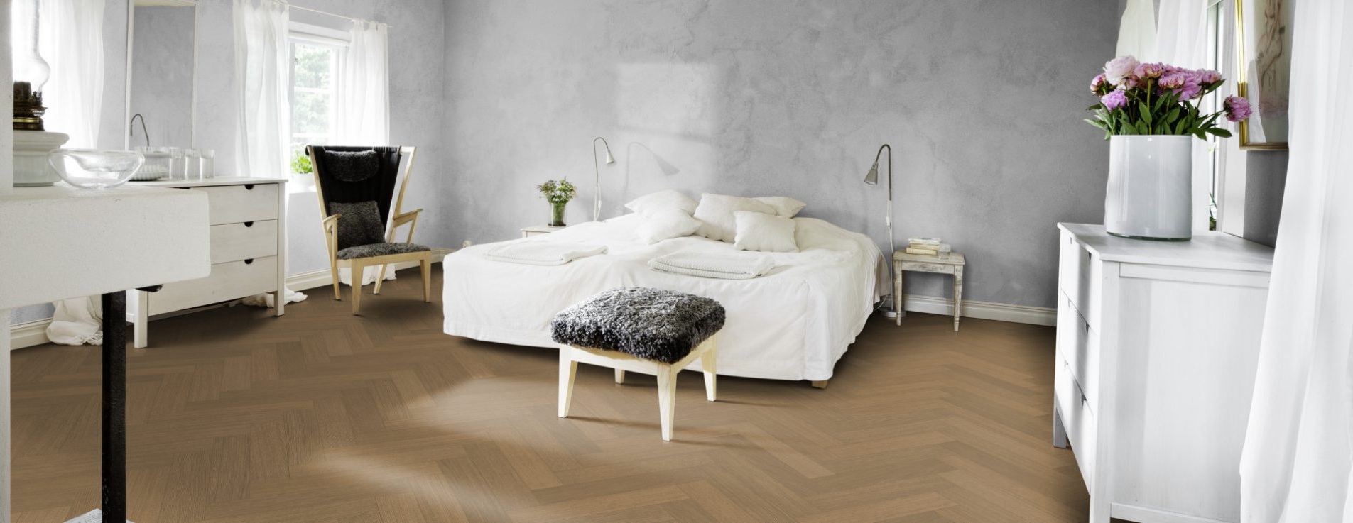 Паркетная доска Kahrs Life Authentic Herringbone Oak Sage Right LTCLRW5004R-121 Calm венгерская елка 593×121×10 фото в интерьере