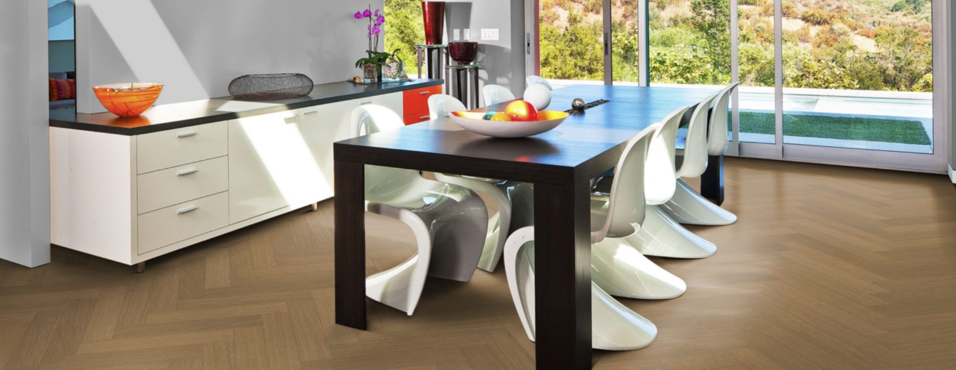 Паркетная доска Kahrs Life Authentic Herringbone Oak Sage Right LTCLRW5004R-121 Calm венгерская елка 593×121×10 фото в интерьере