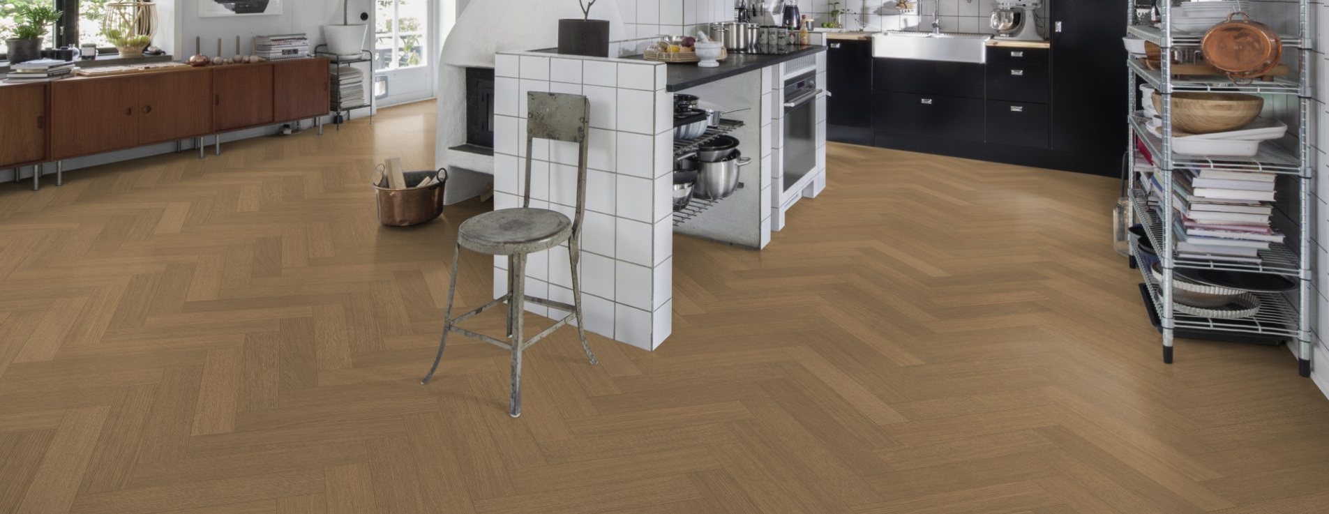 Паркетная доска Kahrs Life Authentic Herringbone Oak Sage Right LTCLRW5004R-121 Calm венгерская елка 593×121×10 фото в интерьере