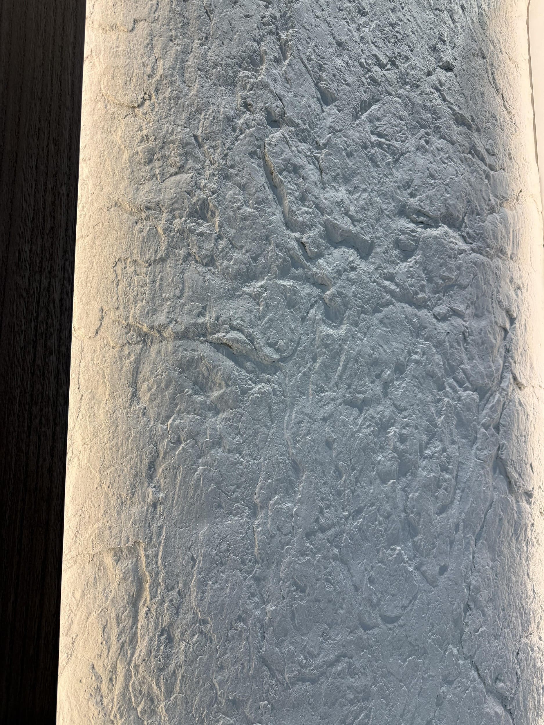 Гибкий камень под покраску Decaro Flex Stone Скала Rock D1001 3000×1160×3-13 фото в интерьере