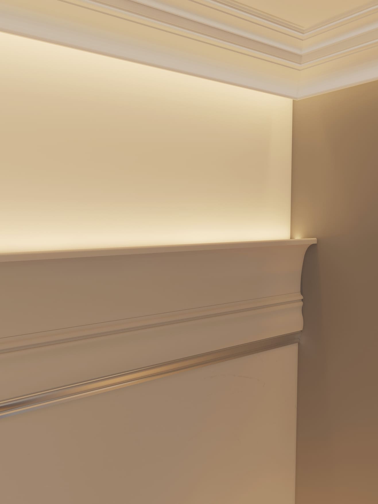 Потолочный плинтус под покраску Cosca Decor KX003 с подсветкой 2000×45×120 фото в интерьере