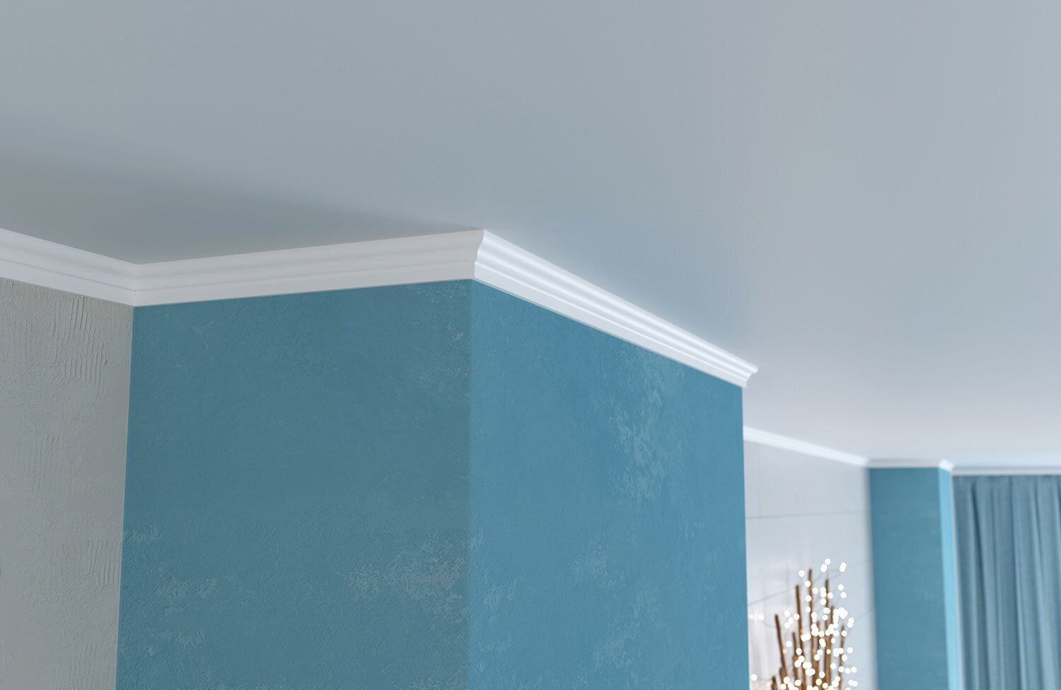Потолочный плинтус под покраску Cosca Decor KX010 2000×15×25 фото в интерьере