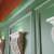 Потолочный плинтус под покраску Cosca Decor KX045 с подсветкой 2000×55×85 фото в интерьере