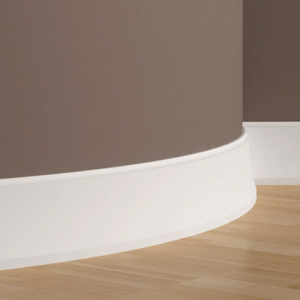 Плинтус под покраску гибкий Европласт 1.53.104 2000×120×26 фото в интерьере