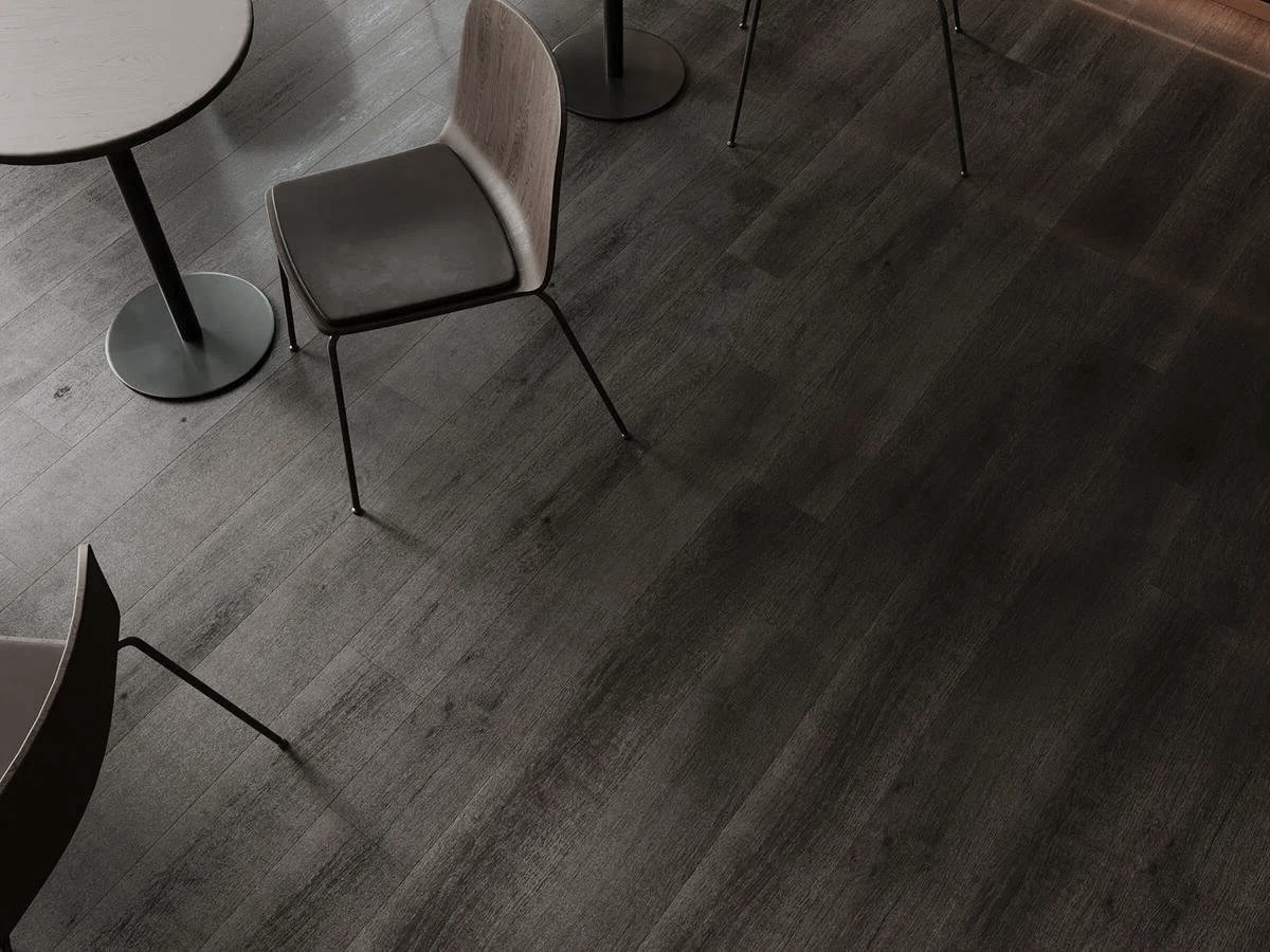 Кварцвиниловый SPC ламинат Norland Sigrid Baggy 1001-7 1220×183×3,5 фото в интерьере