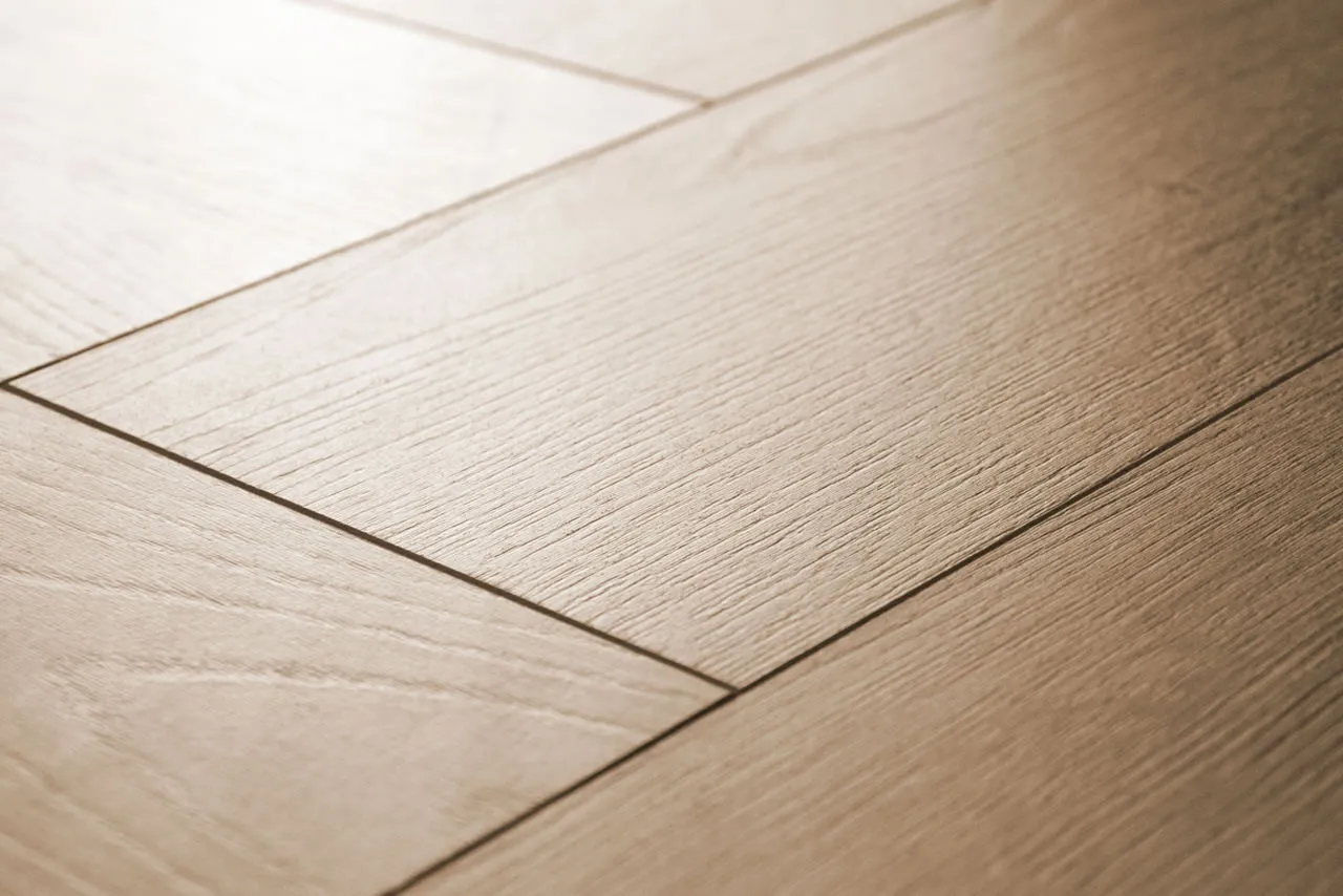 Ламинат My Step Herringbone Manor+ Дуб Мерло венгерская елка MS3810 643×131×10 фото в интерьере