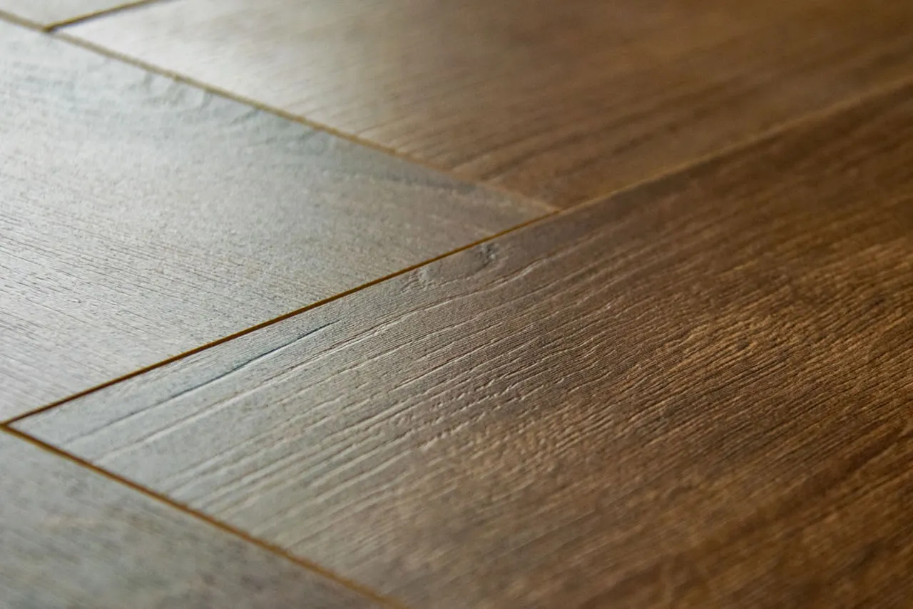 Ламинат My Step Herringbone Manor+ Дуб Сальта венгерская елка MS3910 643×131×10 фото в интерьере