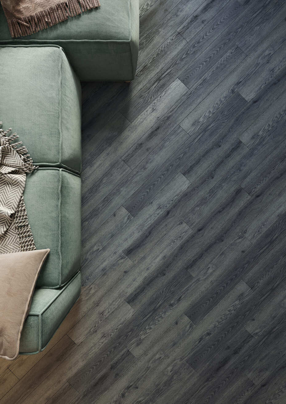 Кварцвиниловый SPC ламинат AlixFloor City Line Дуб Кенийский Серый ALX3020-5 1220×183×5 фото в интерьере