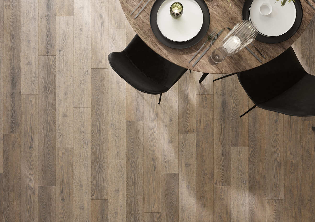 Кварцвиниловый SPC ламинат AlixFloor City Line Дуб Дымчатый Темный ALX3020-4 1220×183×5 фото в интерьере