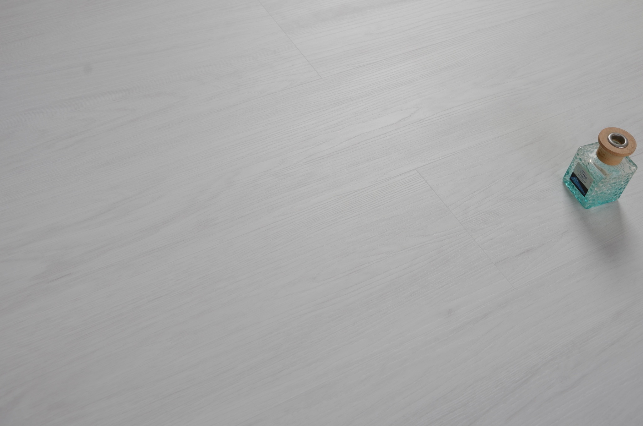 Кварцвиниловый SPC ламинат Evofloor Оптима Дуб Арктический Oak Arctic 16824 1120×184×4,2 фото в интерьере