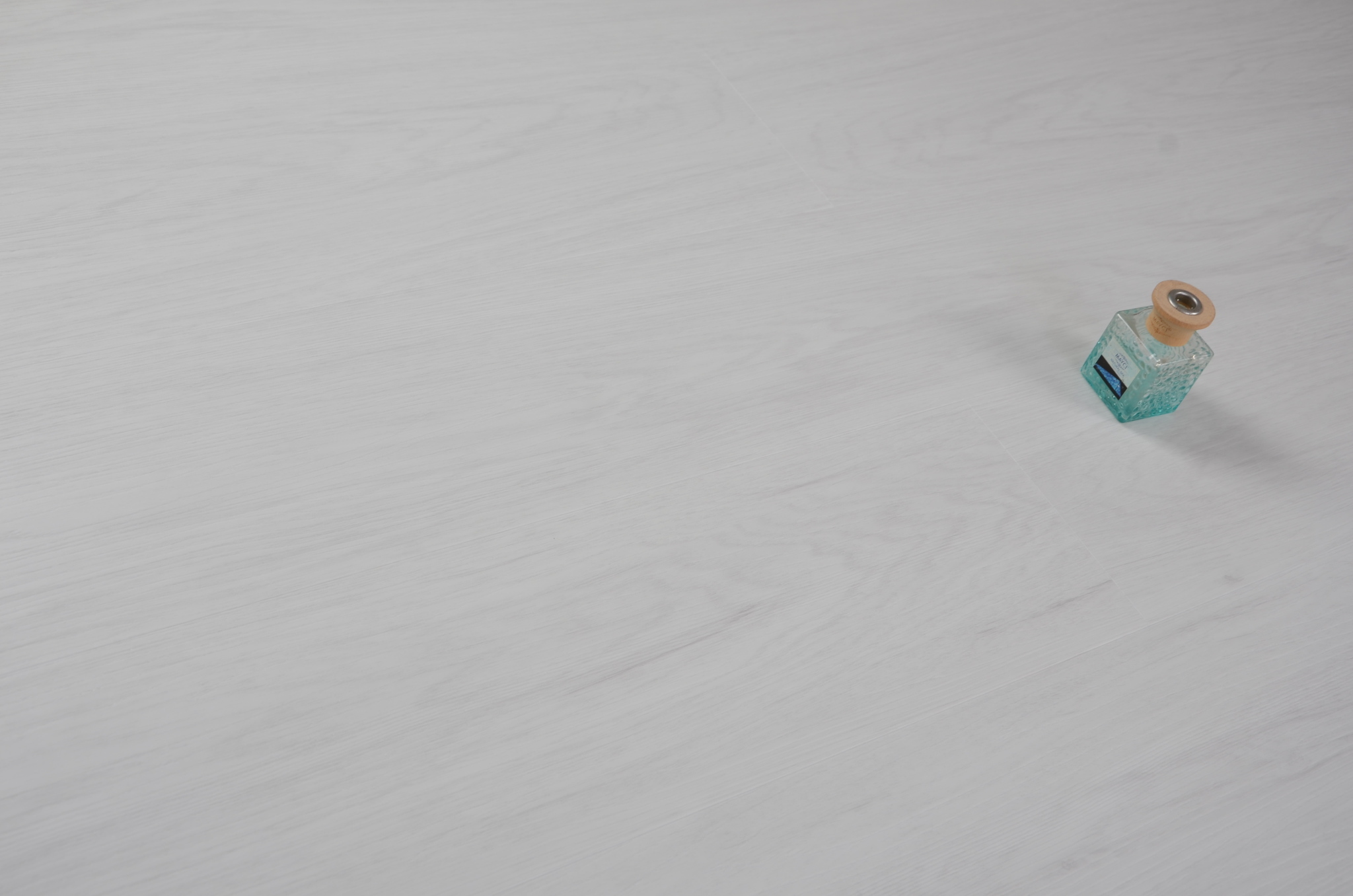 Кварцвиниловый SPC ламинат Evofloor Оптима Дуб Арктический Oak Arctic 16824 1120×184×4,2 фото в интерьере