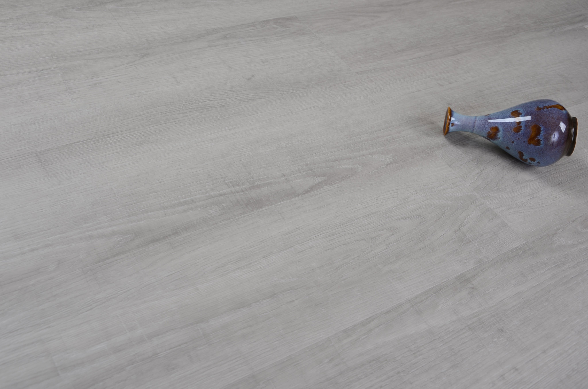 Кварцвиниловый SPC ламинат Evofloor Оптима Дуб Серебряный Oak Silver 579-5 1120×184×4,2 фото в интерьере