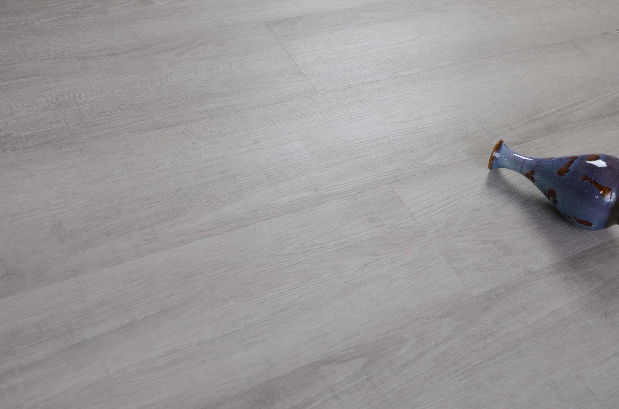 Кварцвиниловый SPC ламинат Evofloor Оптима Дуб Серебряный Oak Silver 579-5 1120×184×4,2 фото в интерьере