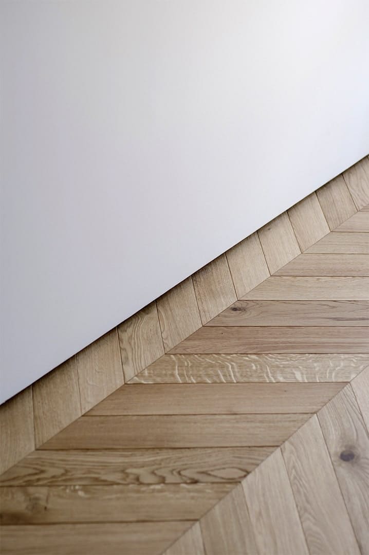 Плинтус алюминиевый теневой под покраску с подсветкой Decaro D002 2000×45×14,5 фото в интерьере