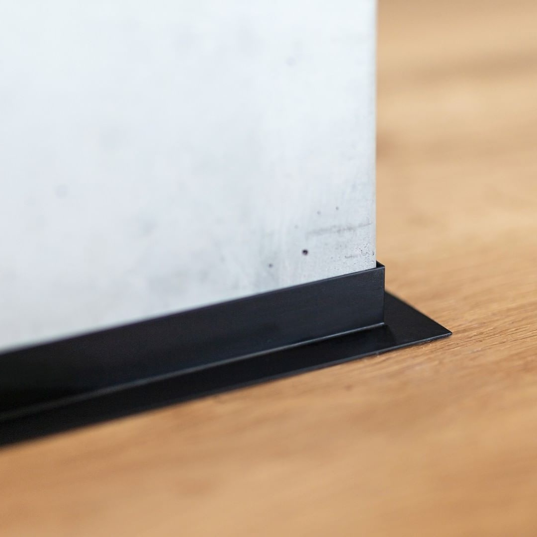 Микроплинтус алюминиевый Decaro ML15A Titanium Brush Титановый браш 2000×26×15 фото в интерьере