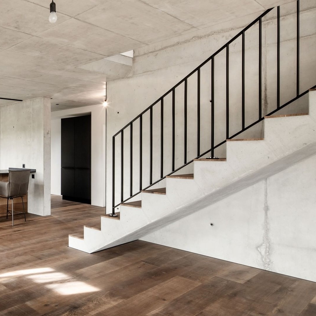 Микроплинтус алюминиевый Decaro ML15A Titanium Brush Титановый браш 2000×26×15 фото в интерьере