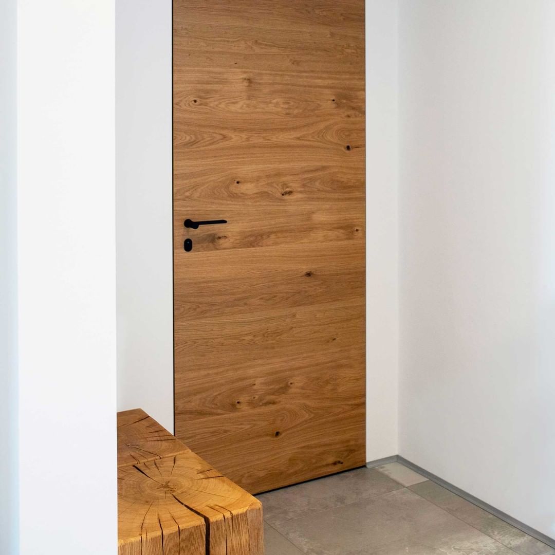 Микроплинтус алюминиевый Decaro ML15A Titanium Brush Титановый браш 2000×26×15 фото в интерьере