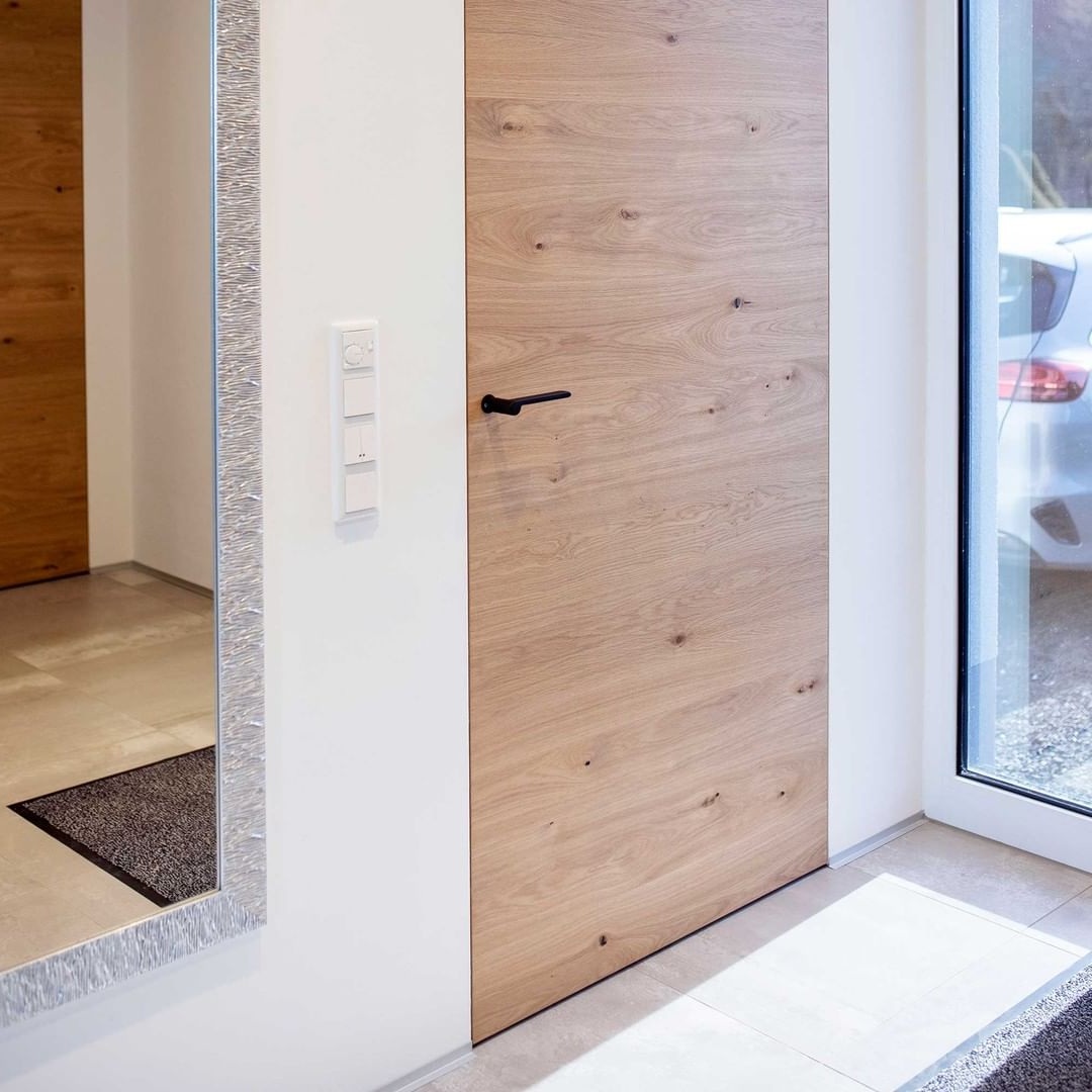 Микроплинтус алюминиевый Decaro ML15A Titanium Brush Титановый браш 2000×26×15 фото в интерьере