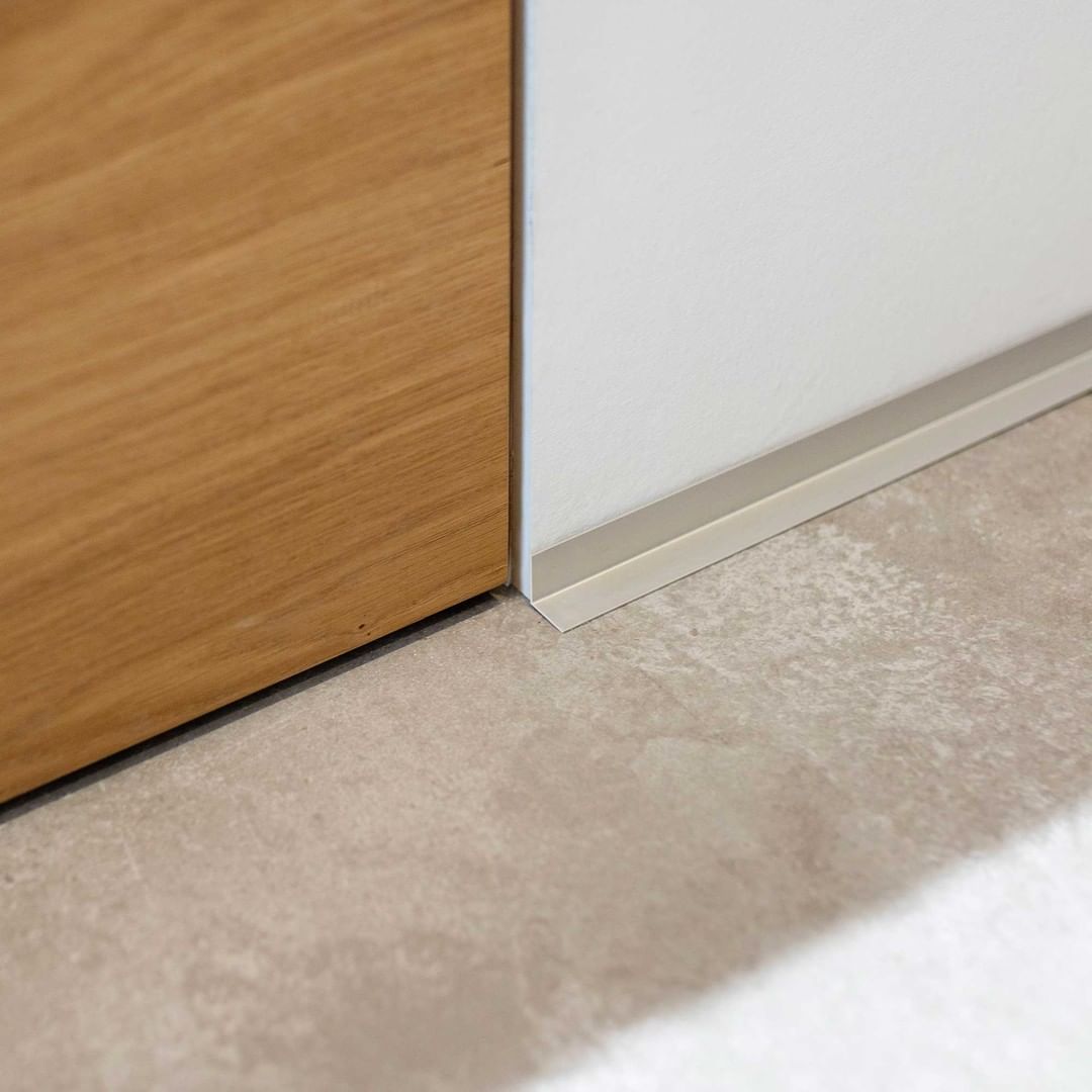 Микроплинтус алюминиевый Decaro ML15A Titanium Brush Титановый браш 2000×26×15 фото в интерьере