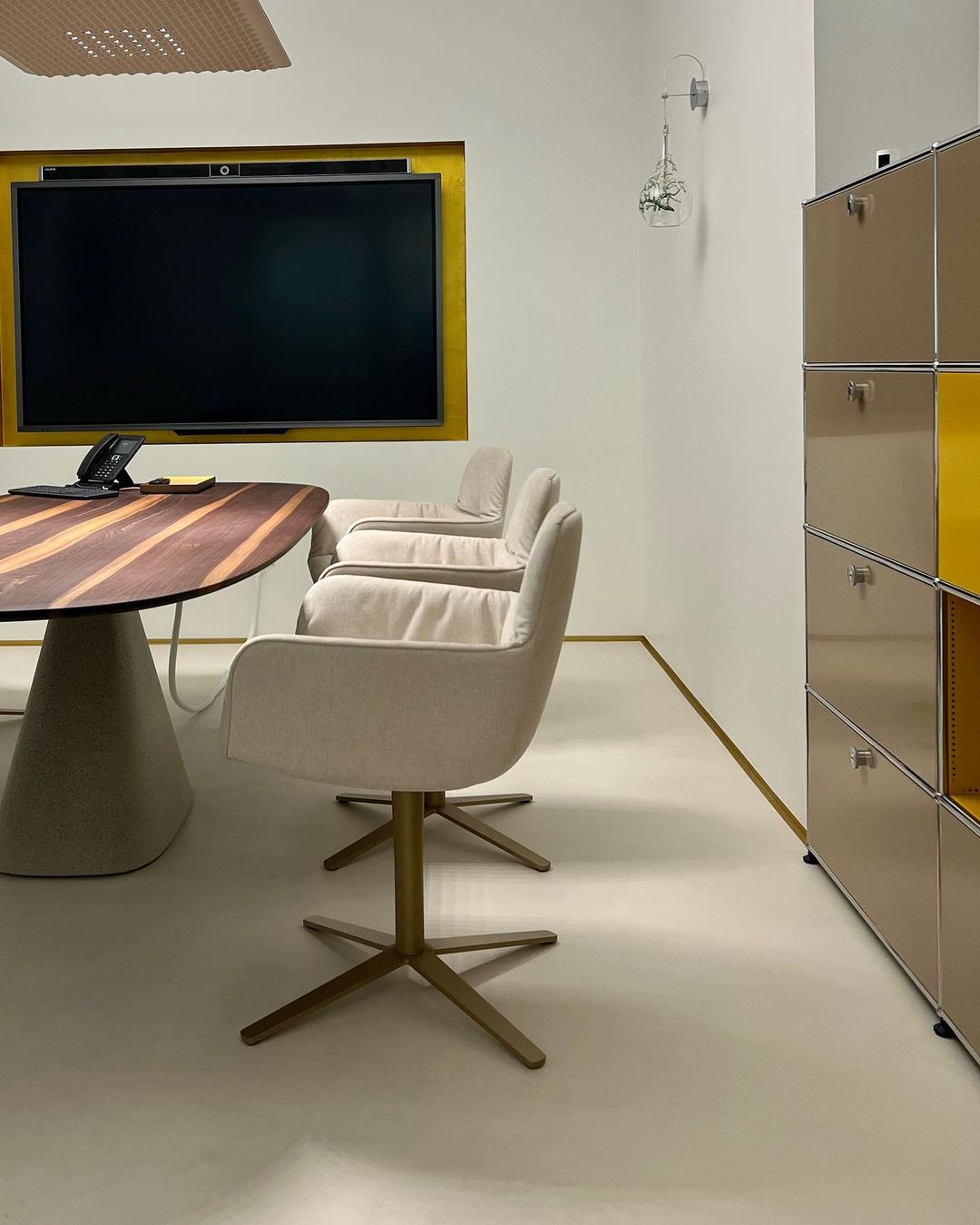 Микроплинтус алюминиевый Decaro ML15A Titanium Brush Титановый браш 2000×26×15 фото в интерьере